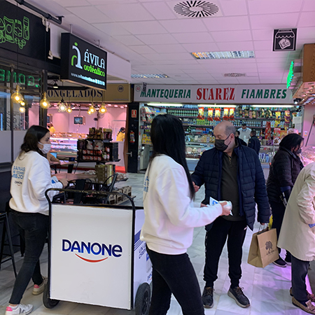 Sampling de Yogur Danone Griego en el Mercado de Chamartin con promotores